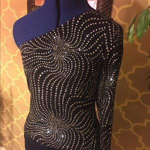 NWOT Fabulous!!! Silver sparkle one sleeve size M